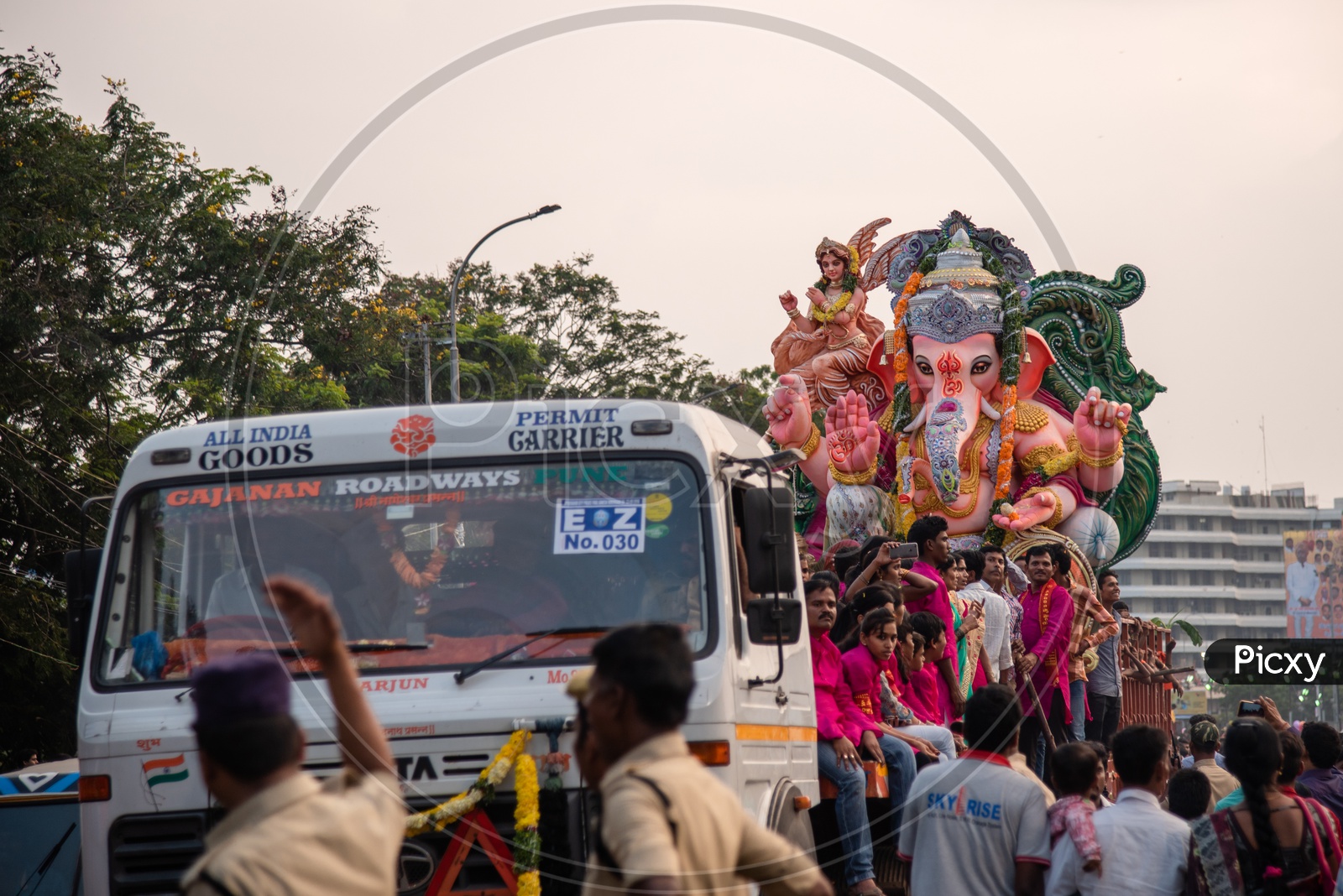 Hyderabad Police signalling a Ganesh Idol Carrying vehicle to march forward