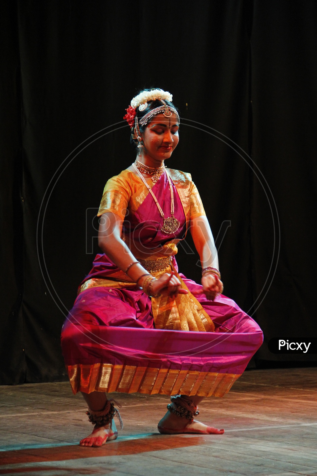 Premium Photo | Beautiful woman dancer of indian classical dance  bharatanatyam