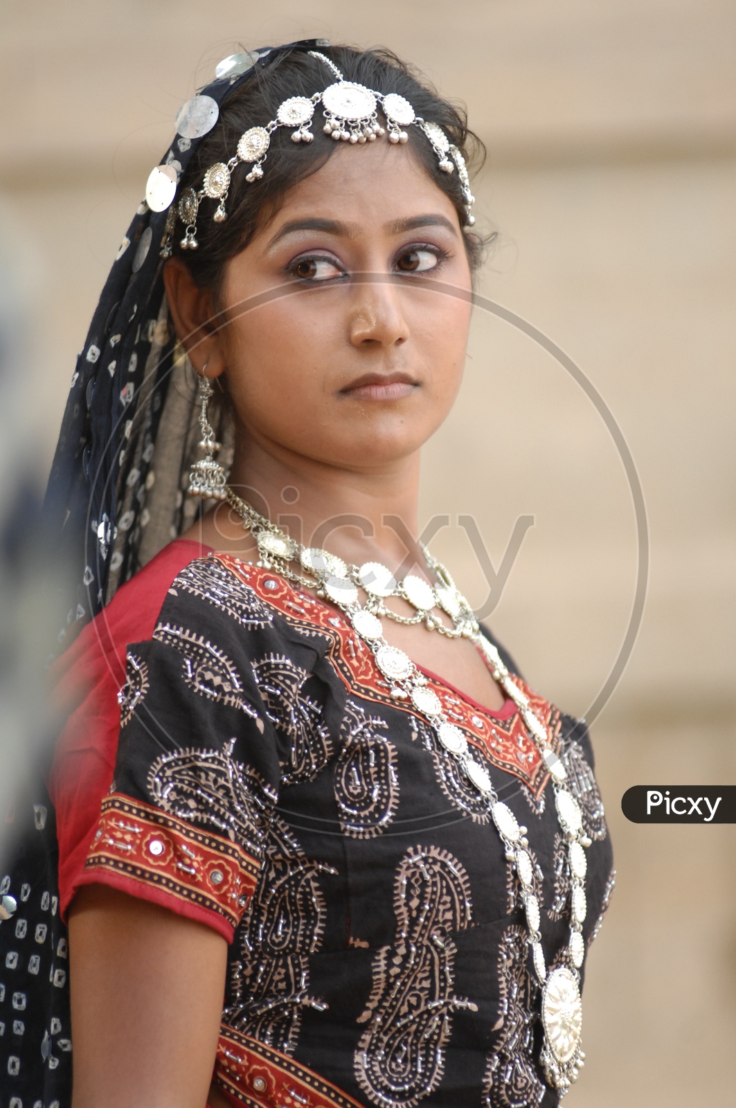 image-of-female-dancers-in-rajasthan-india-zh542310-picxy