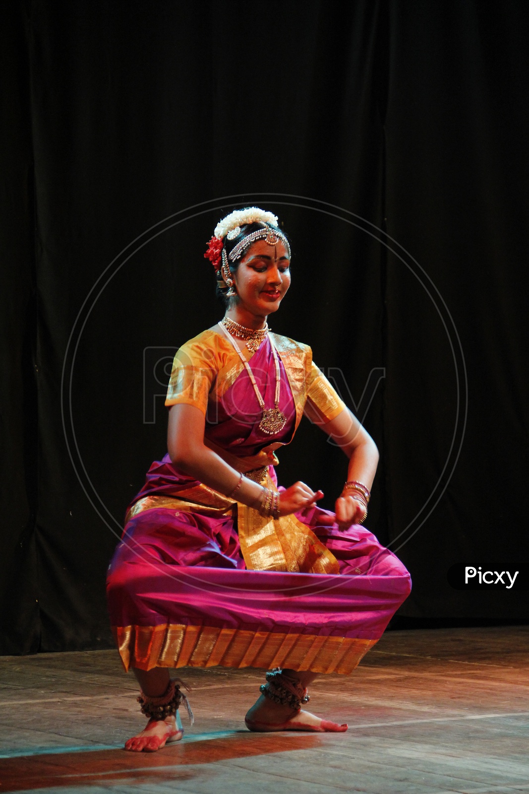 Classical Dance Poses: Over 72,773 Royalty-Free Licensable Stock Photos |  Shutterstock