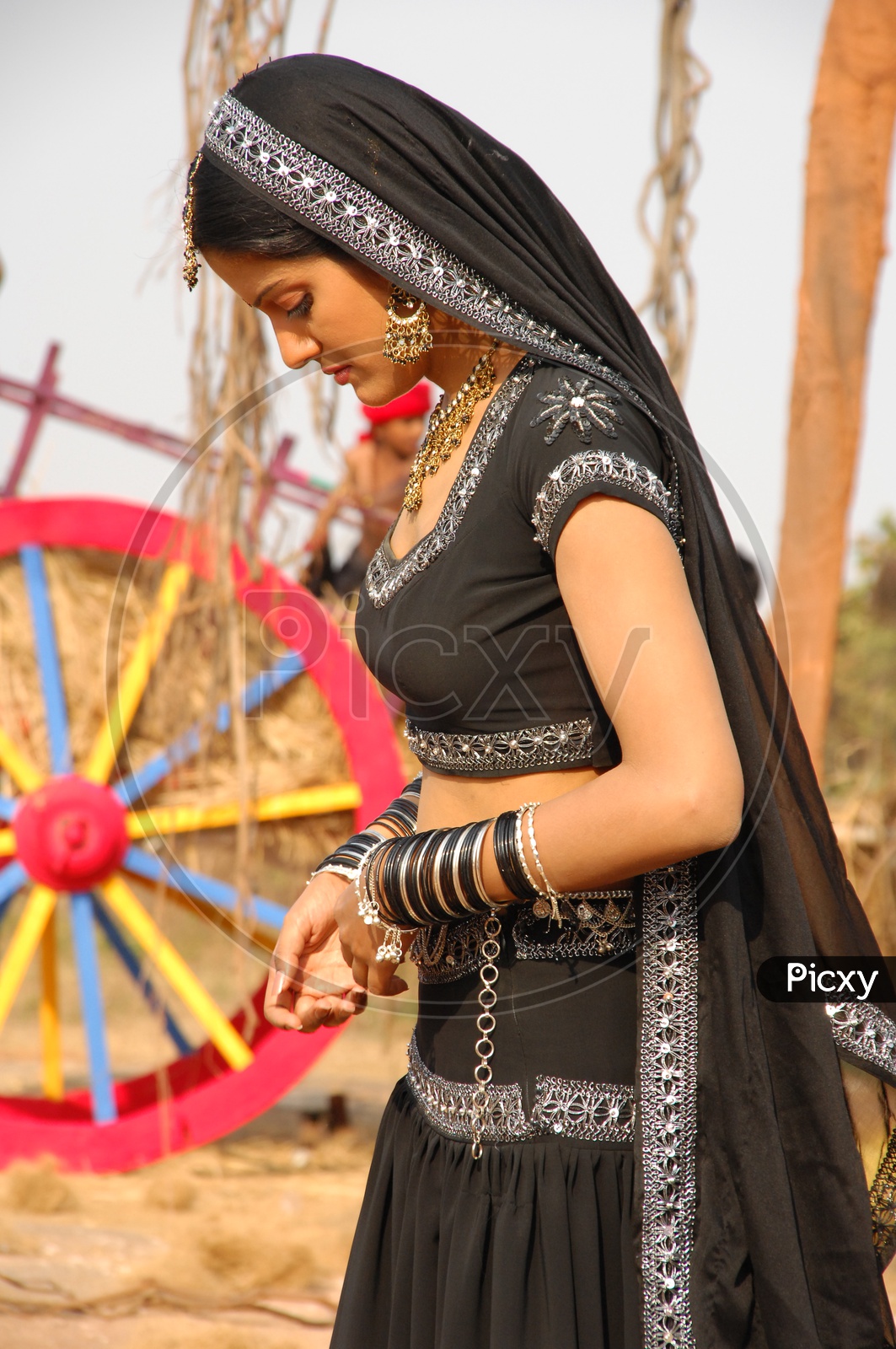 A woman in traditional Rajasthani dress in Jaisalmer Rajasthan Stock Photo  - Alamy