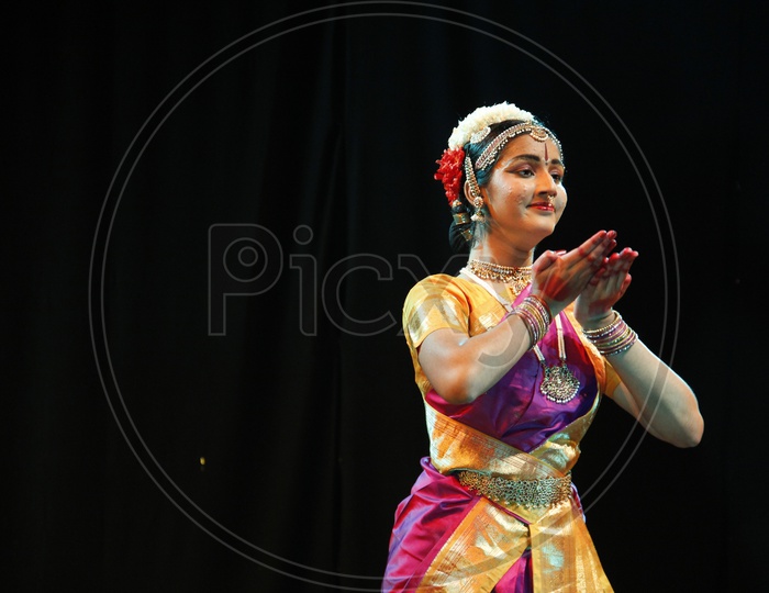 Seban Thomas Photography - Shobana performing Bharatanatyam at Soorya dance  festival as part of the 111 day long Soorya festival. Vocal : Preethy  Mahesh Mridangam : Anantha R Krishnan Flute : Sruthi