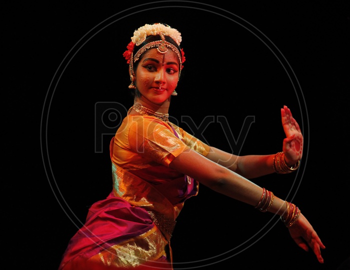 group indian classical dance pose | Photoskart