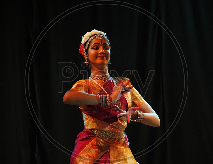 1,000+ Bharatanatyam Dancing Stock Photos, Pictures & Royalty-Free Images -  iStock | India dance, Mango juice, Diwali