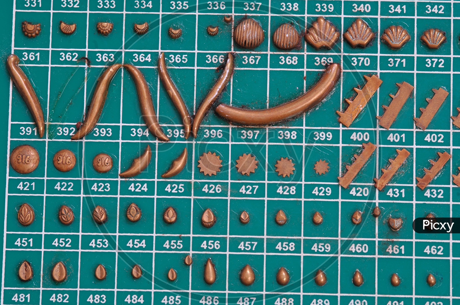 Image of Old Gold Die Cutting ModelsIV825618Picxy