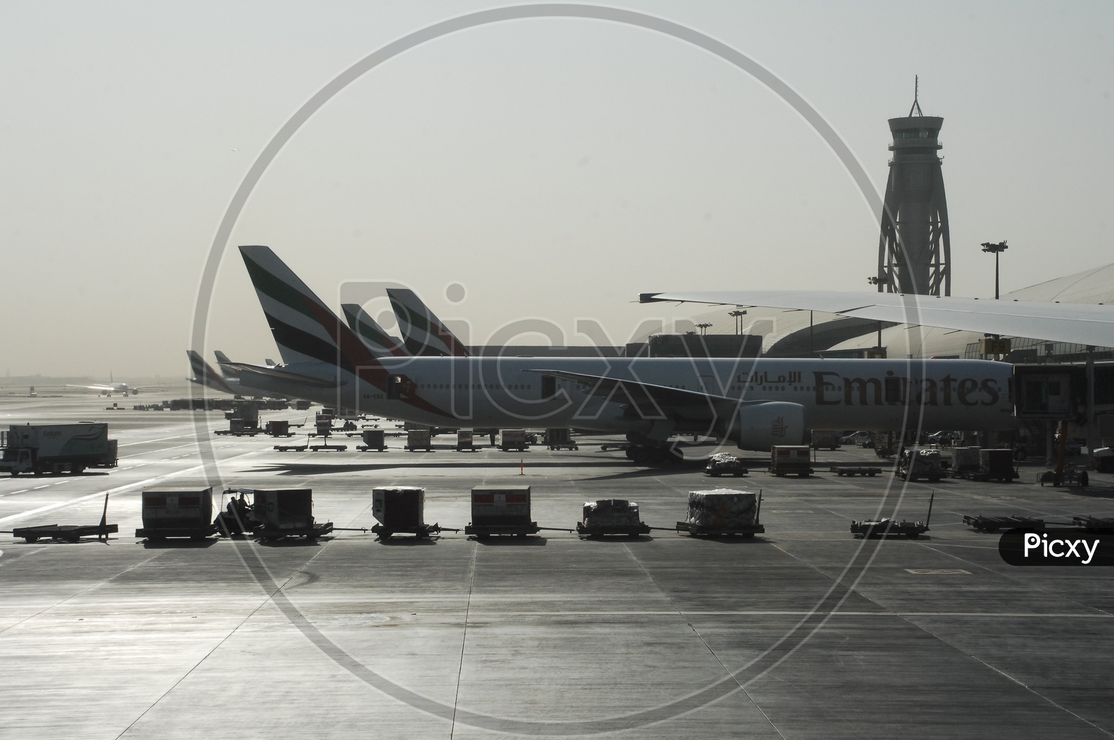emirates flights waiting on runway