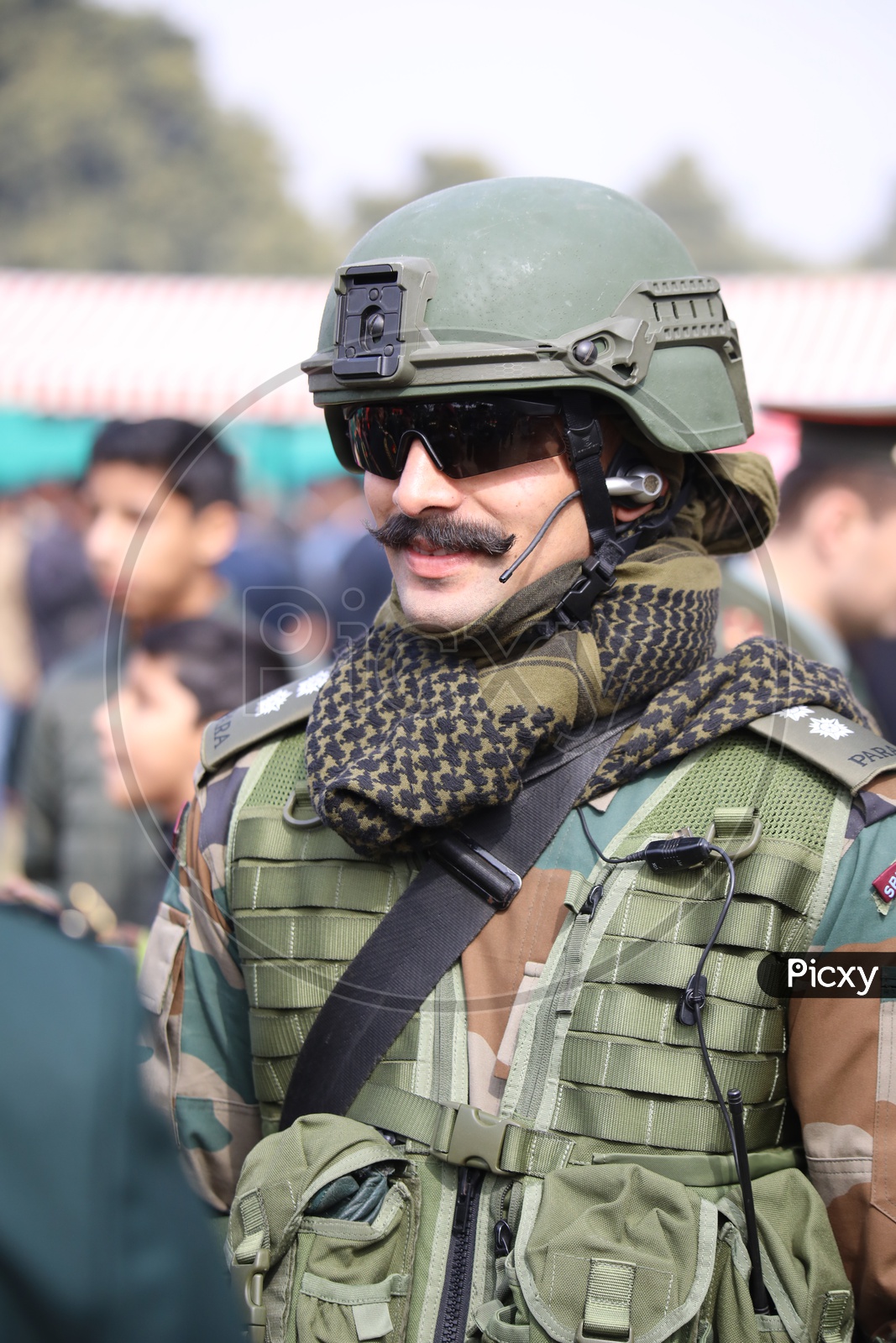 What is the difference in the colour of stars in Para SF/ Para Regt.  officer's uniform (black star & white star)? - Quora