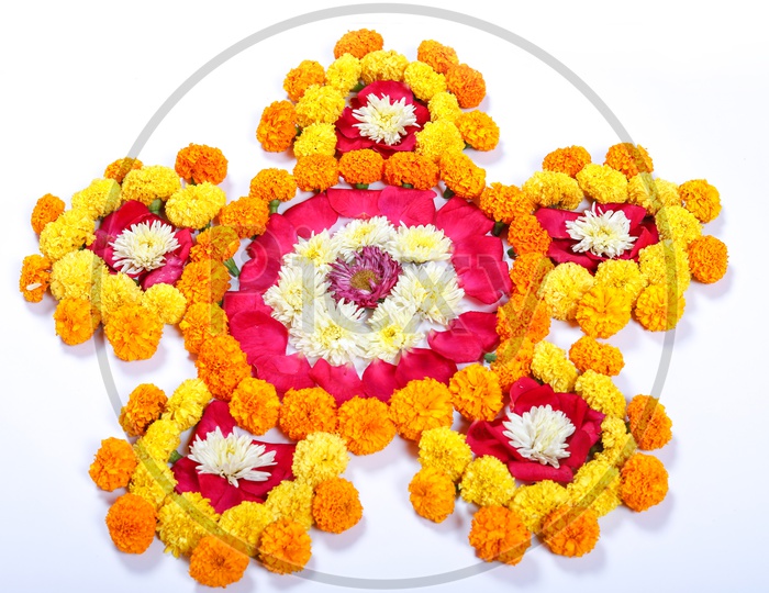 Unique & easy flower rangoli design 🌺🌷 #shitalrangolis #muggulu #kolam  #rangoliart #rangoli😍 #rangolilove #rangolimaking #rangol... | Instagram