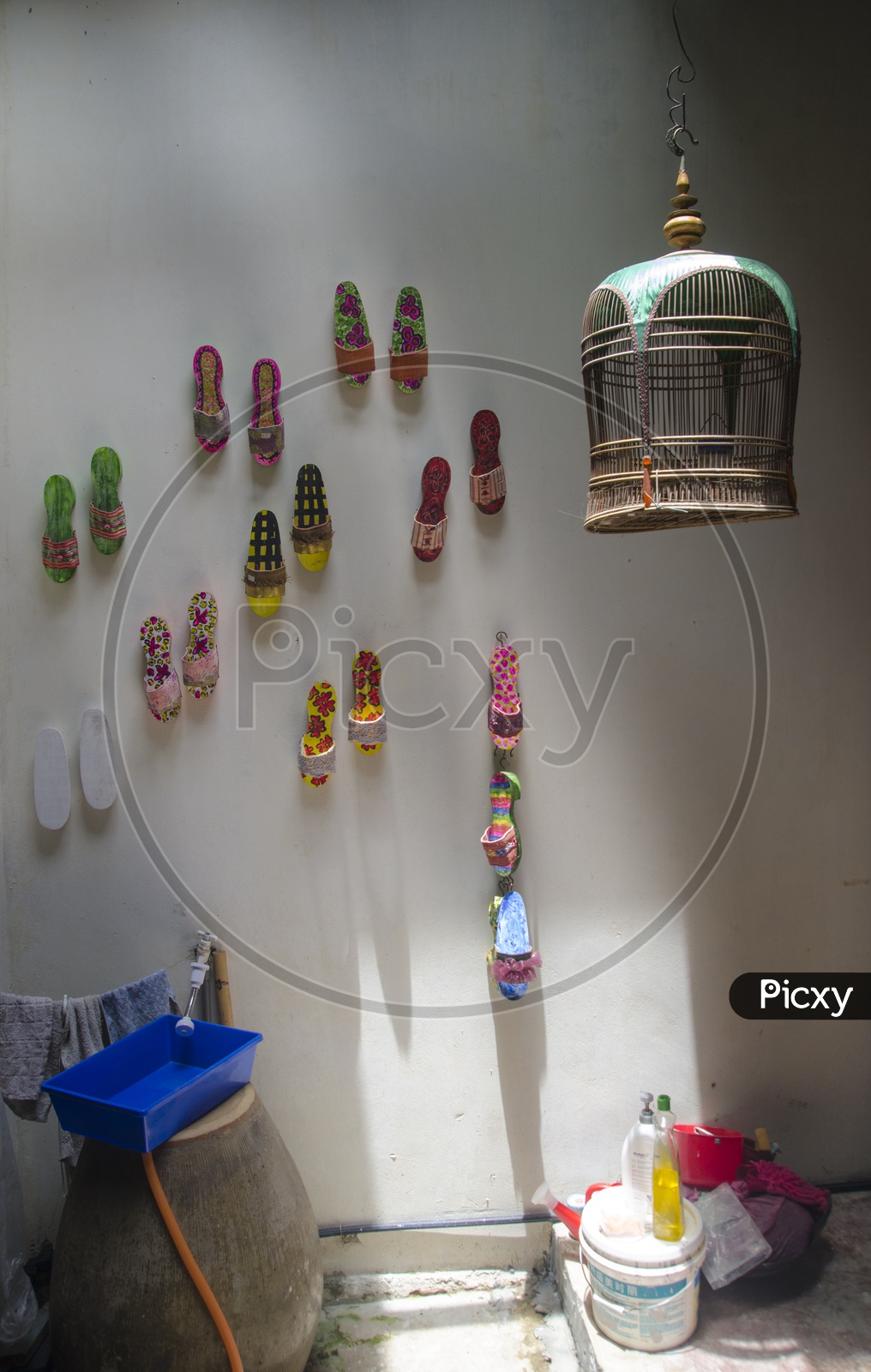 DIY of the shoes hung to the wall