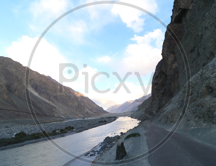 Roadways of leh with beautiful mountains in the background and lake along the road