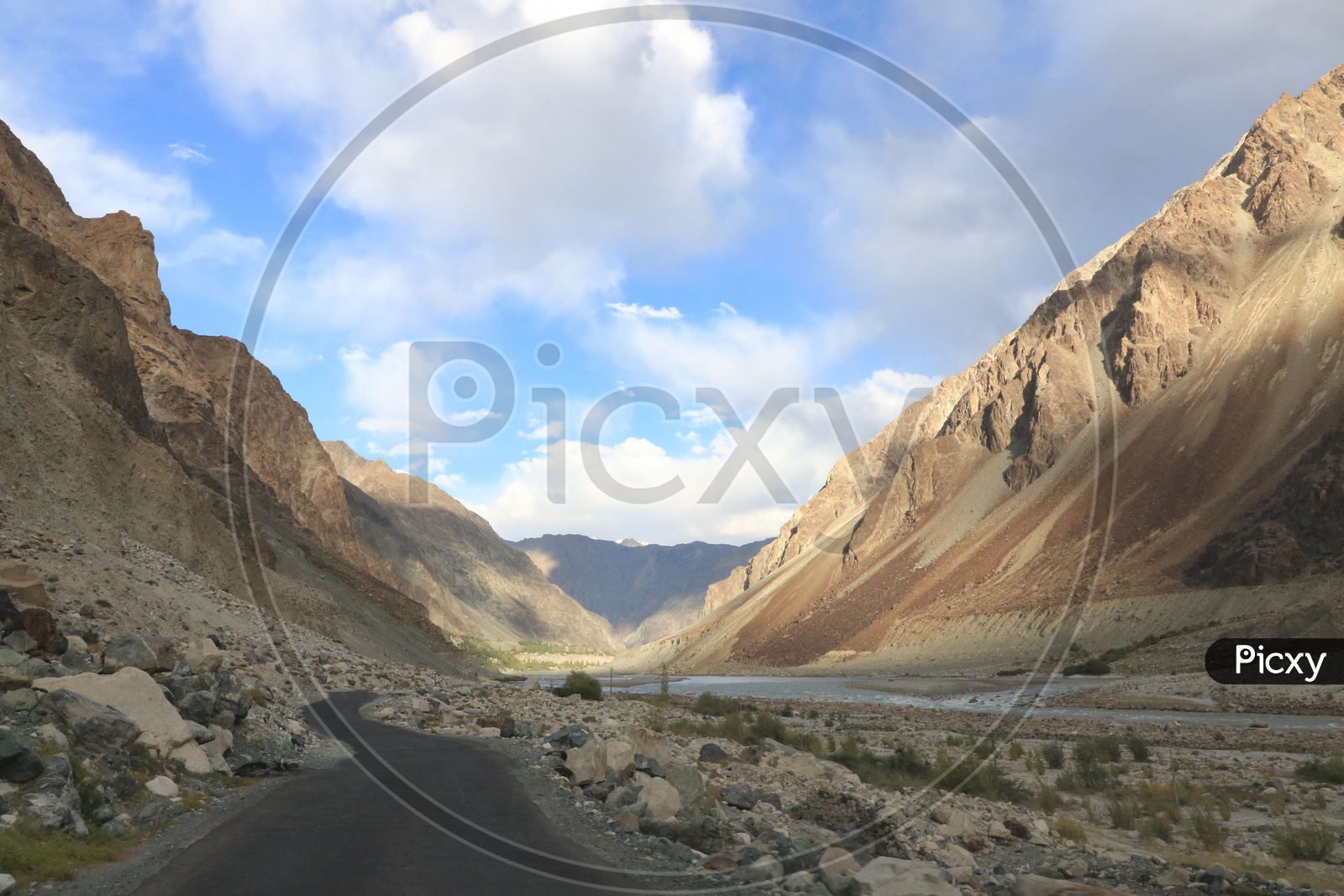 Roadways of leh with beautiful mountains and clouds in the background