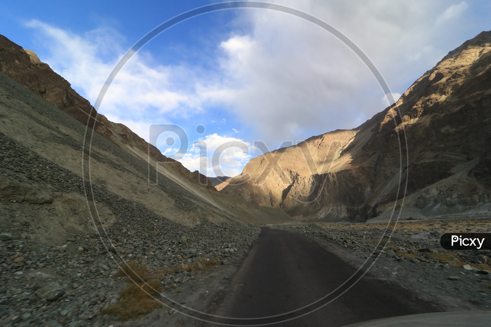 Roadways of leh with beautiful mountains in the backgroundr
