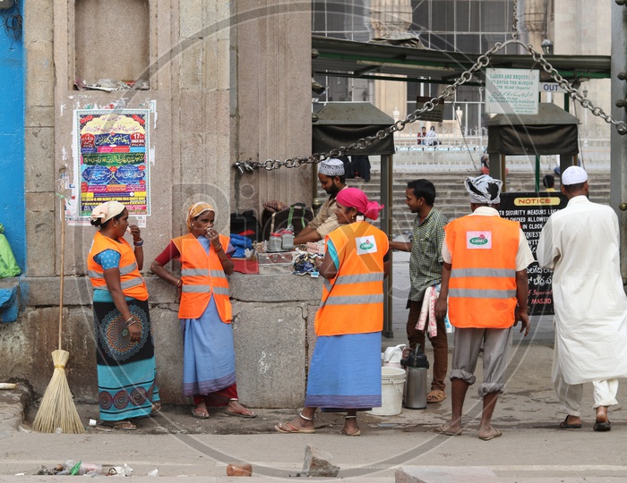 GHMC Workers Drinking Tea At Mecca Masjid