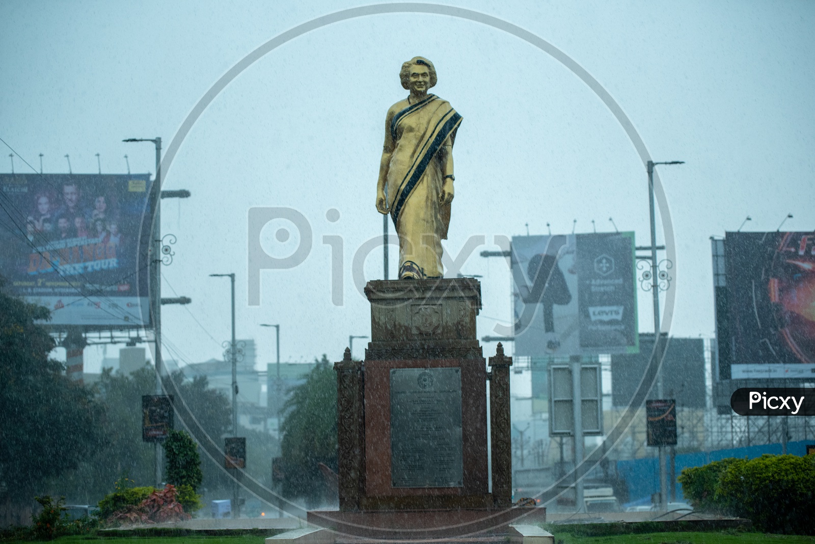 Indira Gandhi Statue at Shilparamam