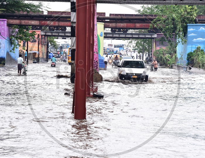 Commuters On Flooded Roads Due To Heavy Rains in Guntur City