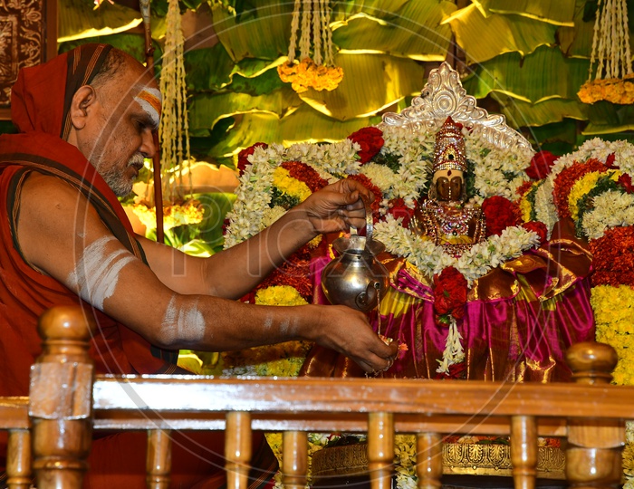 Swami Swaroopanandaendra Saraswathi Of Saradha Peetam Vizag  Conducting Pooja