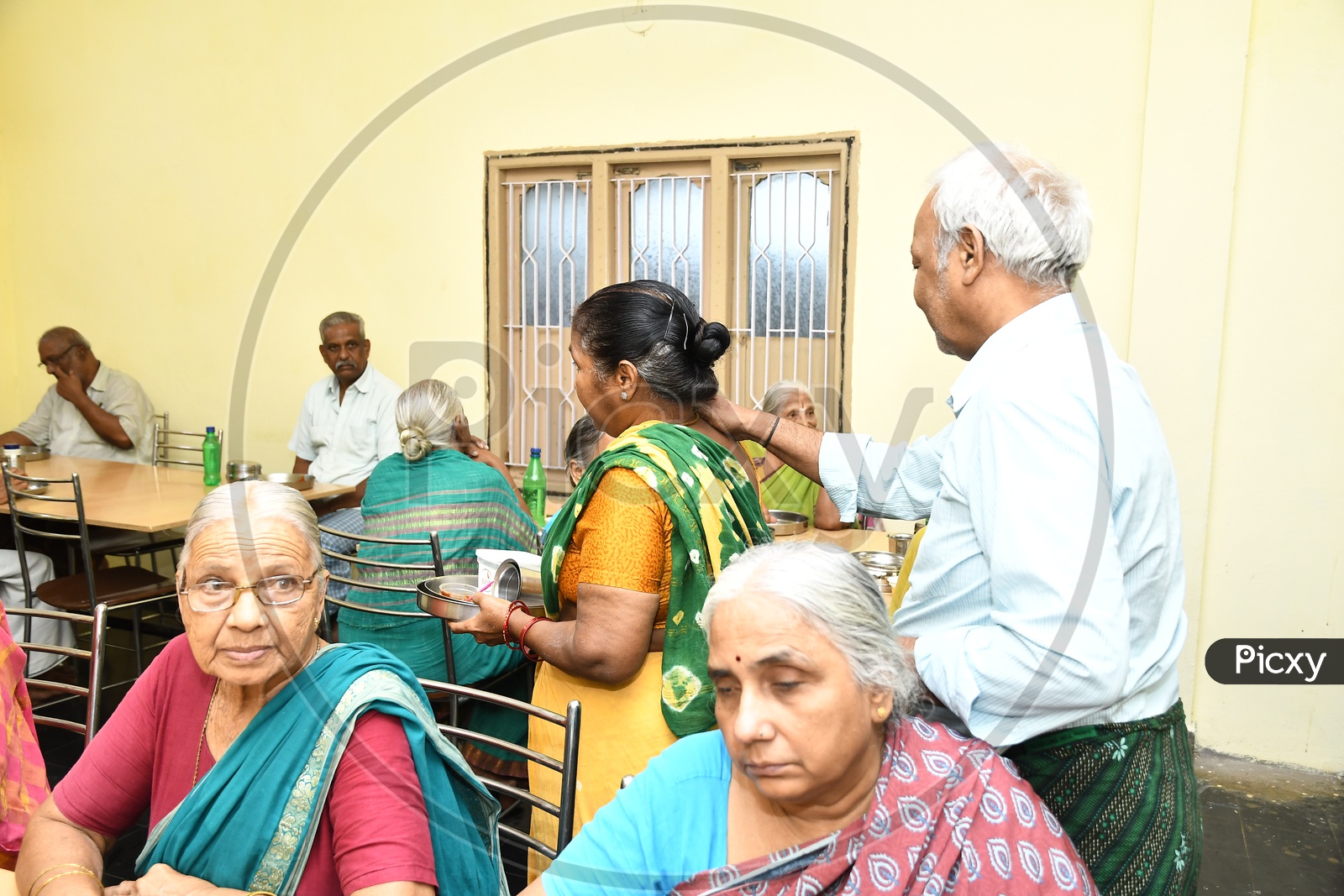Old Age  People In a Old -Age Home