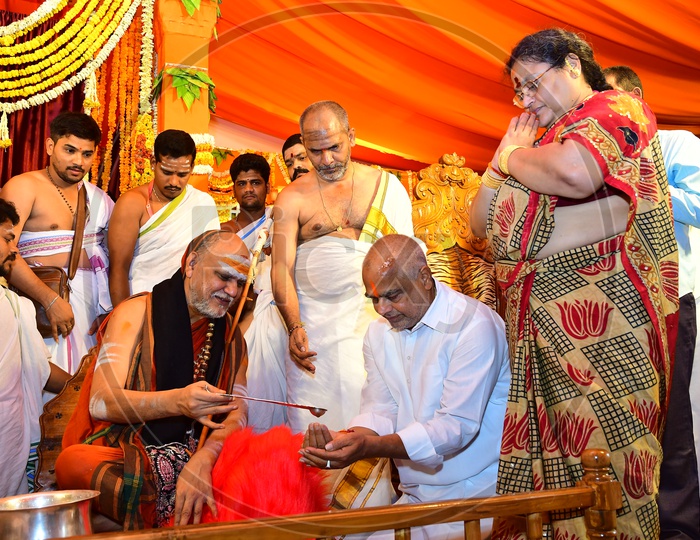 Tammineni Sitaram , AP Assembly Speaker Taking Blessings From Swami Swaroopanandaendra Saraswathi Of Saradha Peetam Vizag