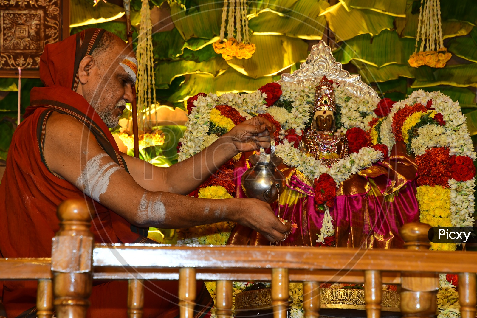 Swami Swaroopanandaendra Saraswathi Of Saradha Peetam Vizag  Conducting Pooja