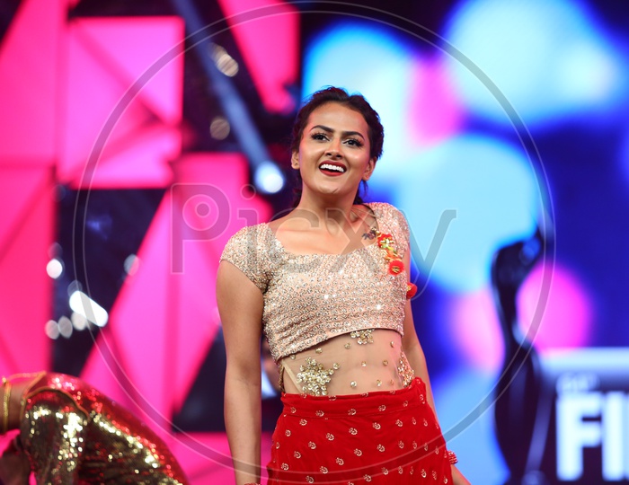 Actress Shradda Srinath dancing on the stage