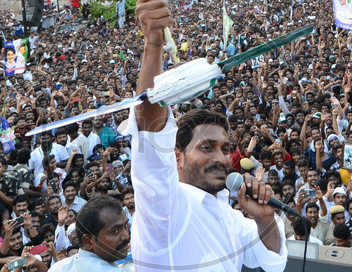 AP CM YS Jagan Mohan Reddy holding Fan during Election Campaign