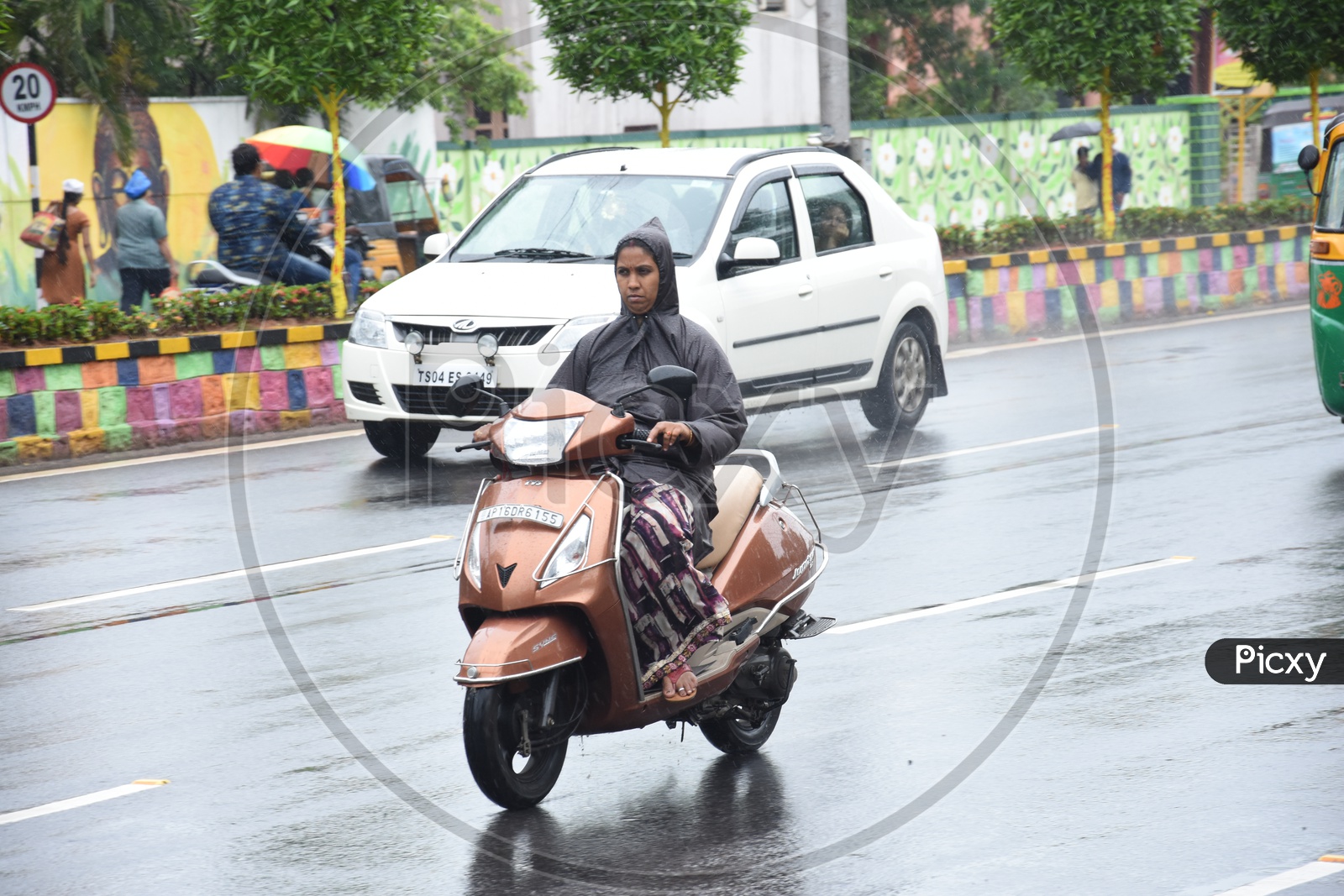 Commuting Vehicles in Heavy Rains On Vijayawada Roads