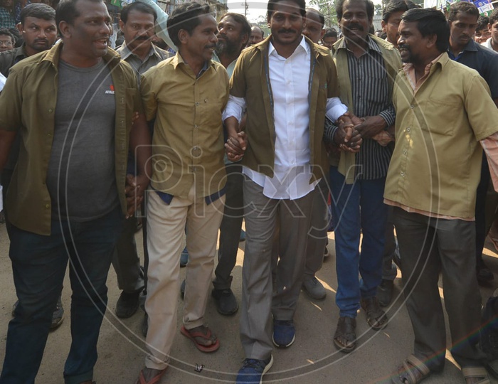 AP CM YS Jagan Mohan Reddy  Along With Auto Divers