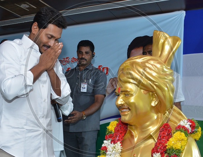 CM Y.S.Jagan Mohan Reddy praying before YSR Statue at Camp Office, Tadepally