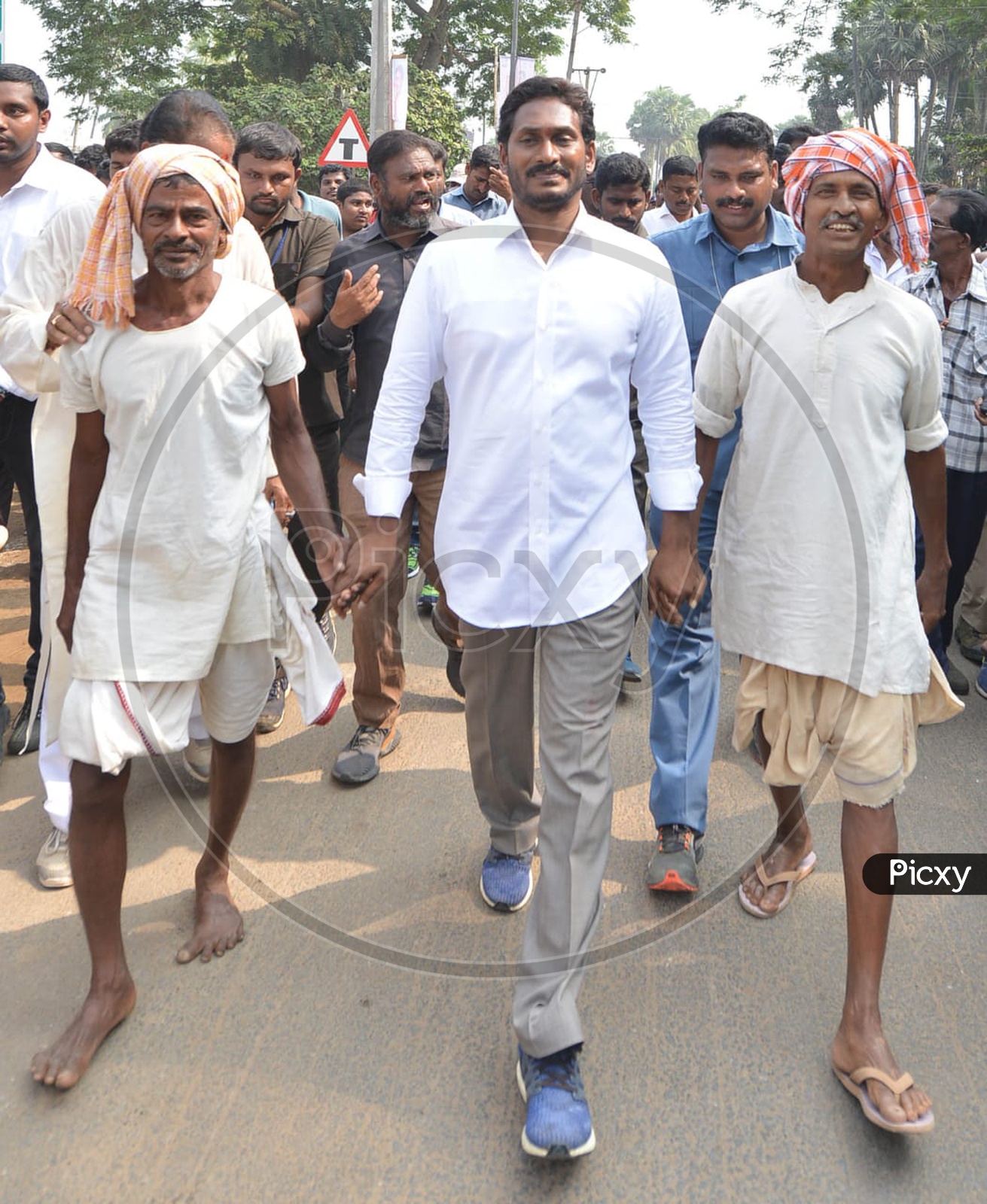 AP CM YS Jagan Mohan Reddy walking along with farmers