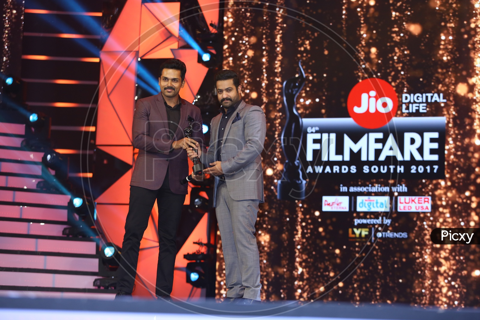 Image Of Tollywood Actor Jr Ntr Receiving A Filmfare Award Bk Picxy