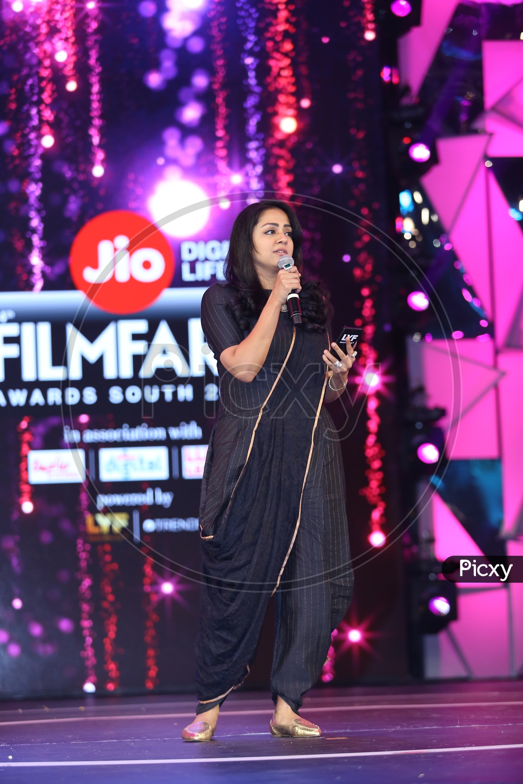 Image of Actress Jyothika announcing the Filmfare Award Winner on ...