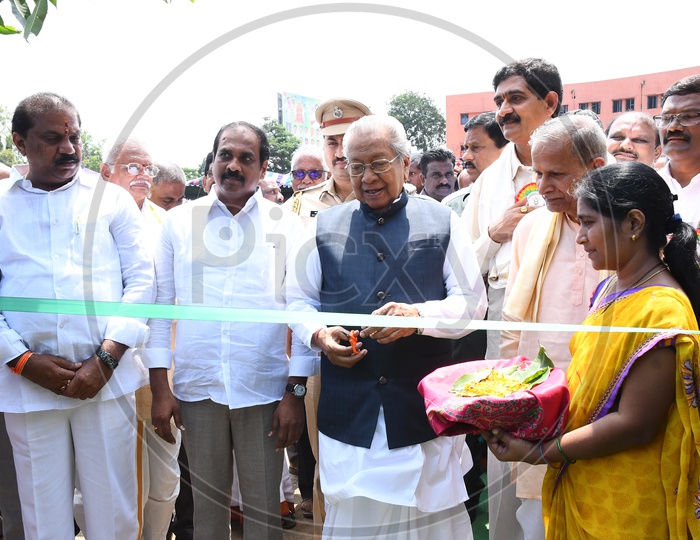 Governor Biswabhusan Harichandan cutting the ribbon