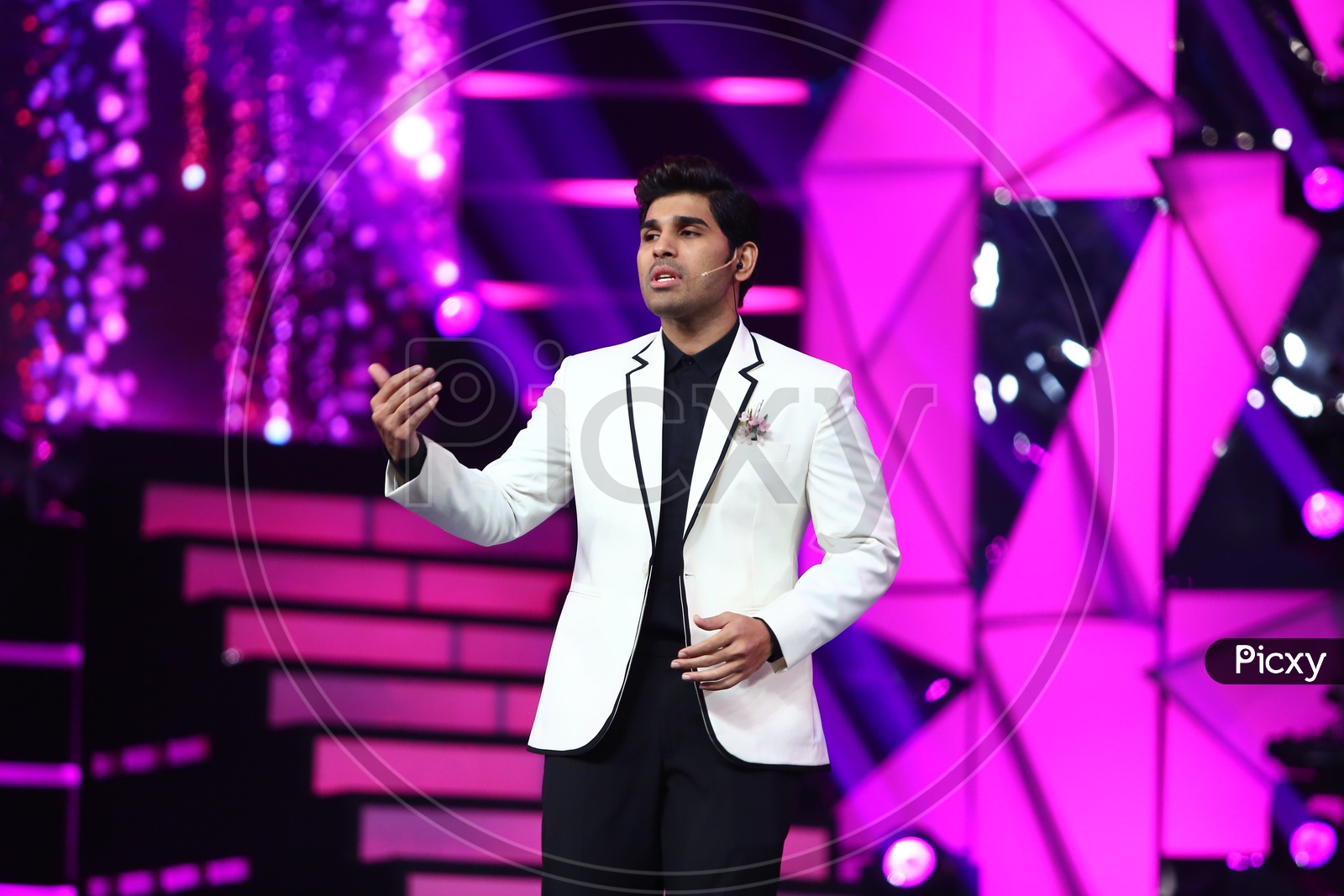 Image of Actor Allu Sireesh Anchoring At Film Fare Awards Stage