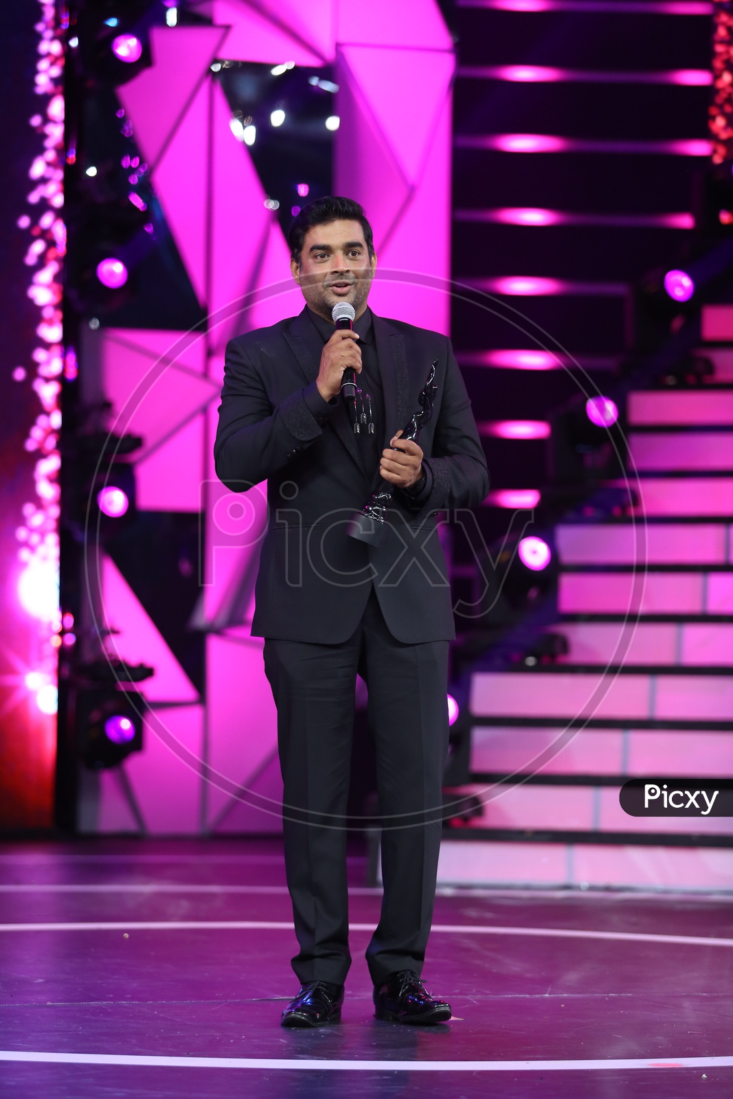 Actor Madhavan addressing a speech after winning a filmfare award