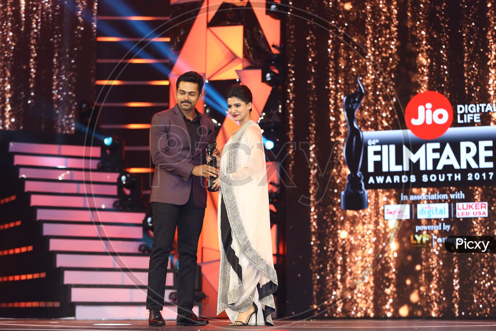 Tollywood Movie Actress Samantha Ruth Prabhu receiving a filmfare award