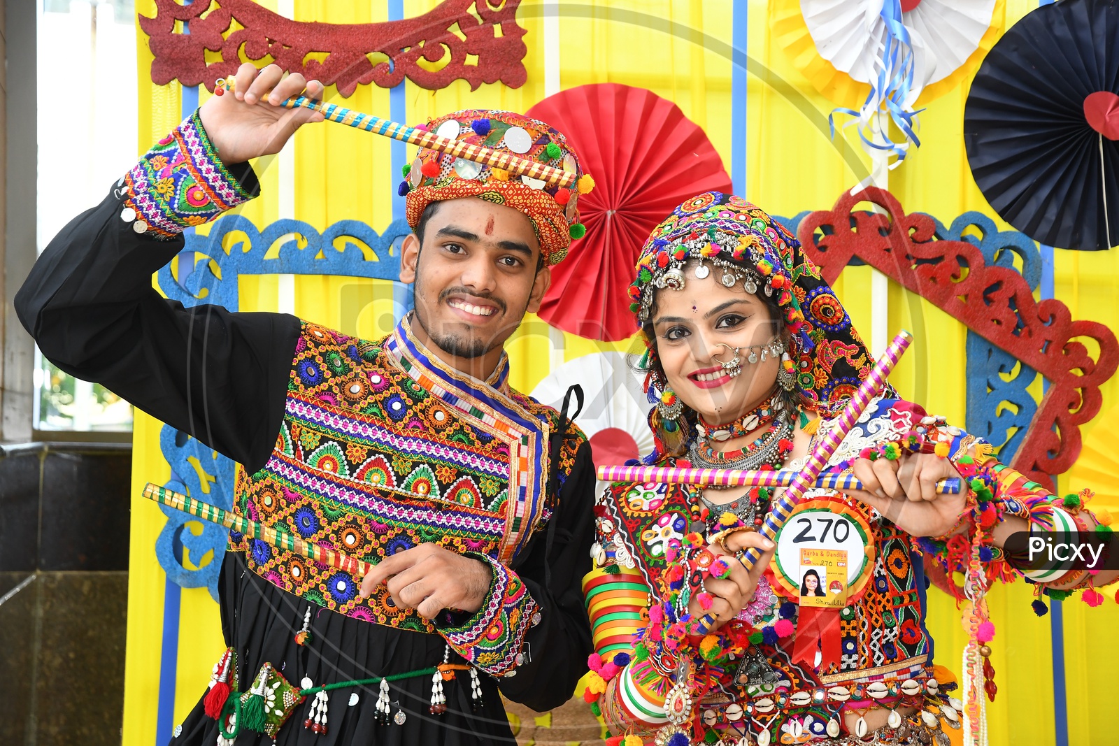 Indian dandiya dancing hi-res stock photography and images - Alamy