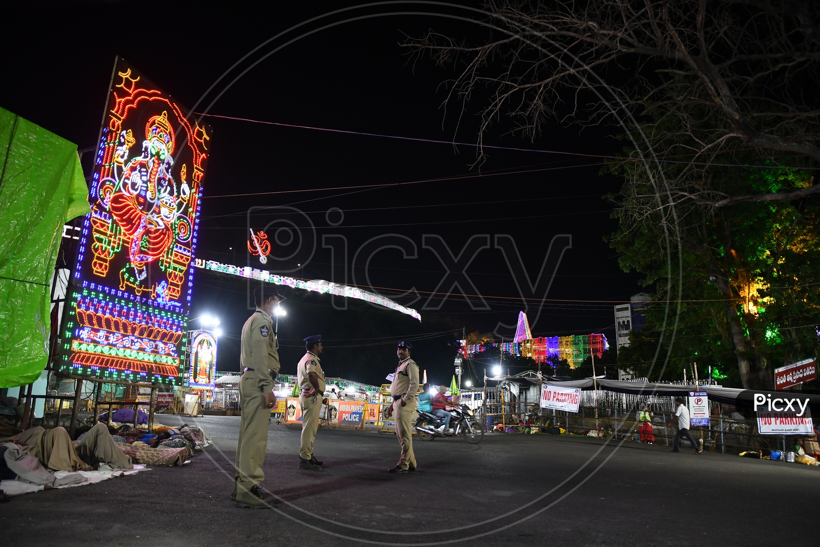 Police Personnel For Vigilance In Vijayawada City  During Navratri Festival