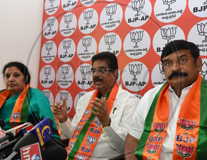 BJP Member Hari Babu Kambhampati and Daggubati Purandeswari in a Press Meeting