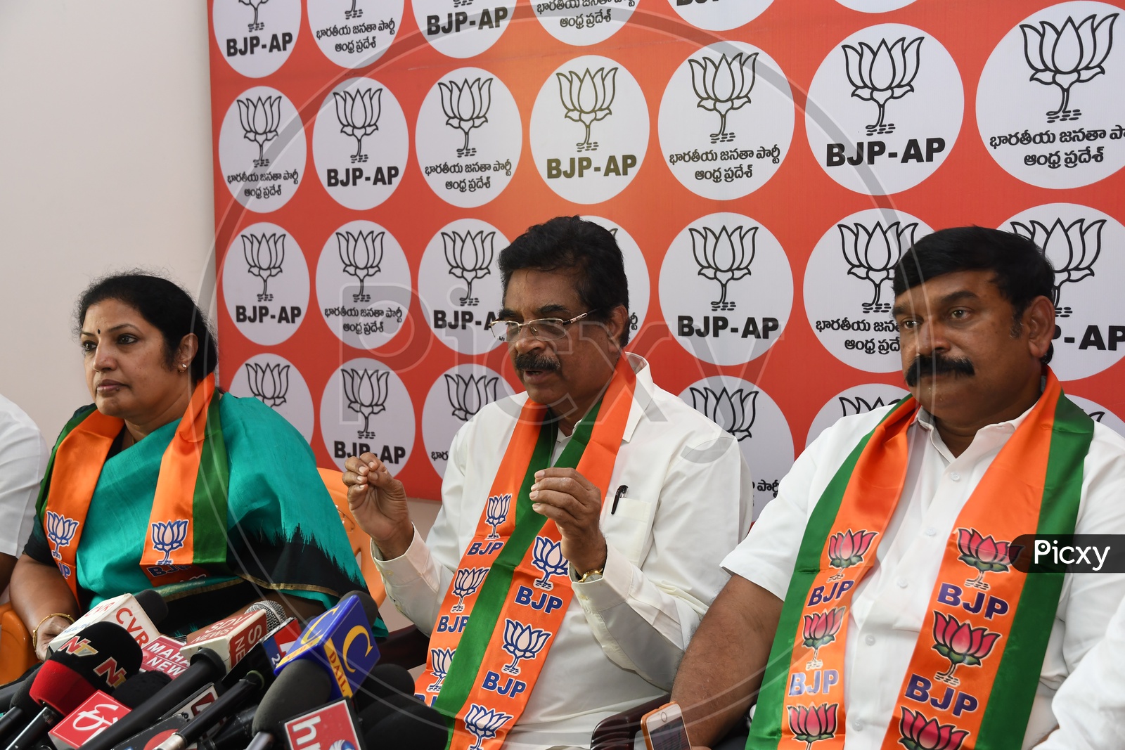 BJP Member Hari Babu Kambhampati and Daggubati Purandeswari in a Press Conference