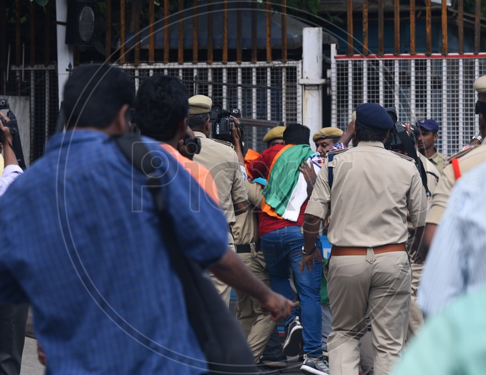 Congress Party worker tries to enter pragati bhawan on 21st october  2019