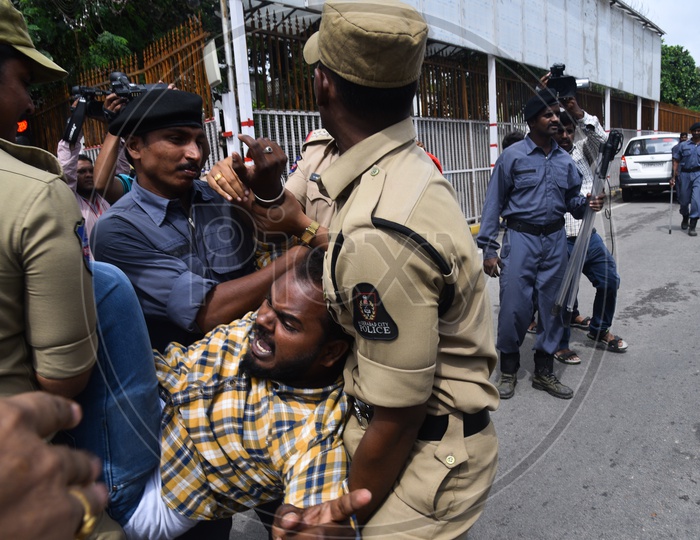 Image Of Hyderabad Police Detain People Who Protest At Pragathi Bhawan ...