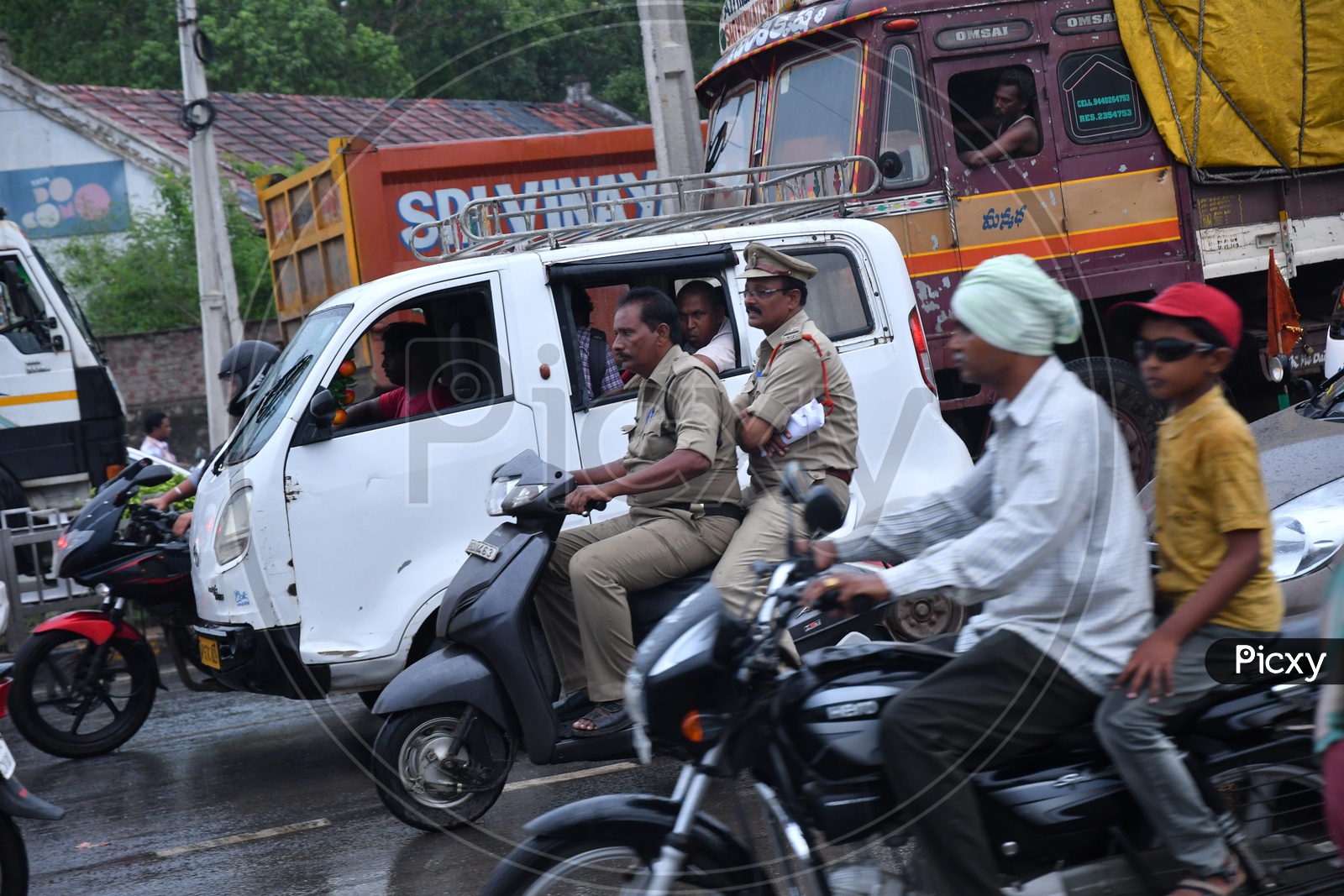 Unidentified Police on Two Wheeler in Traffic without wearing Helmet