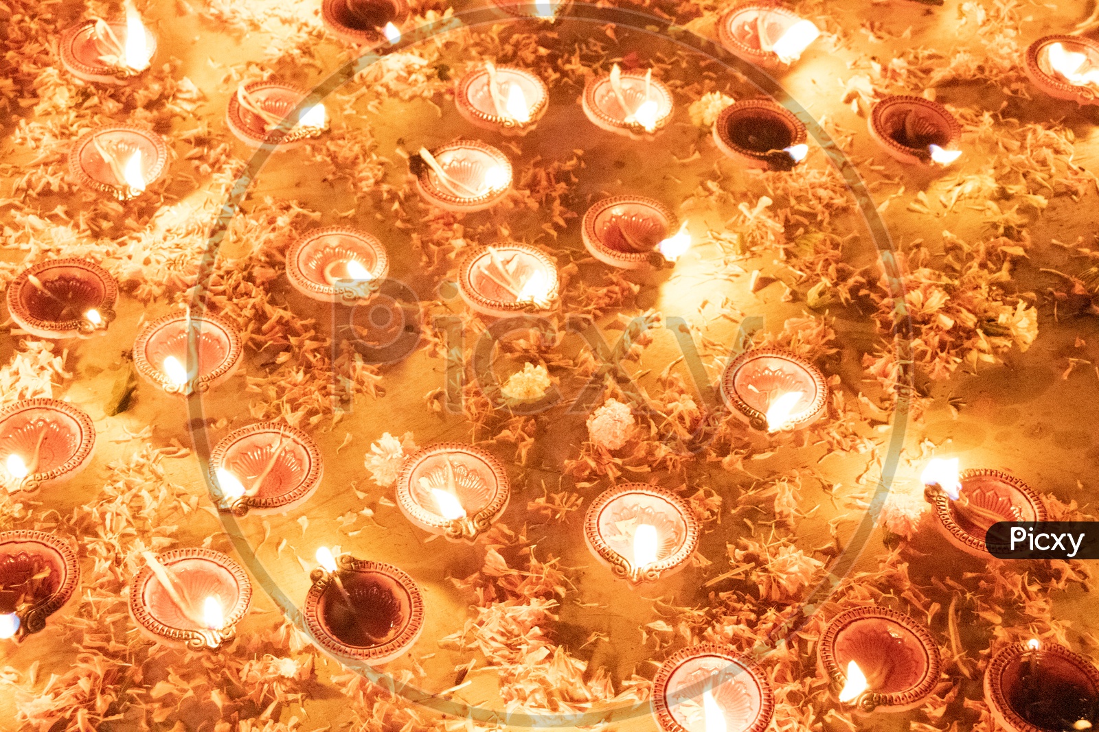 image-of-hindu-devotees-offering-prayers-to-lord-shiva-by-lighting-dias