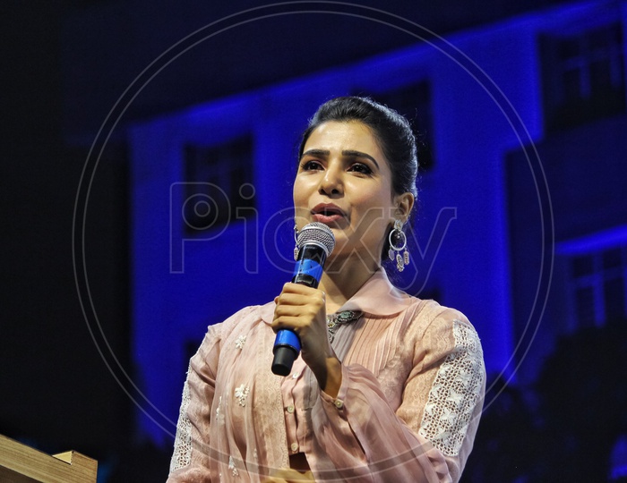 Heroin Samantha Giving Speech at Malla Reddy College