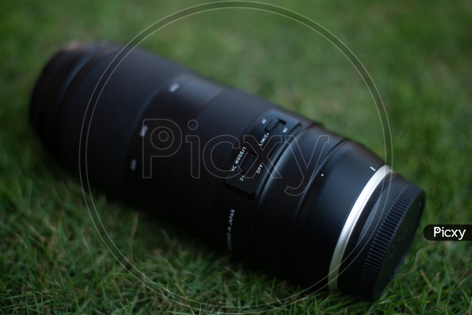 Tamron 100-400 mm Teloephoto DSLR Lens Over Lawn Garden Green Grass Background