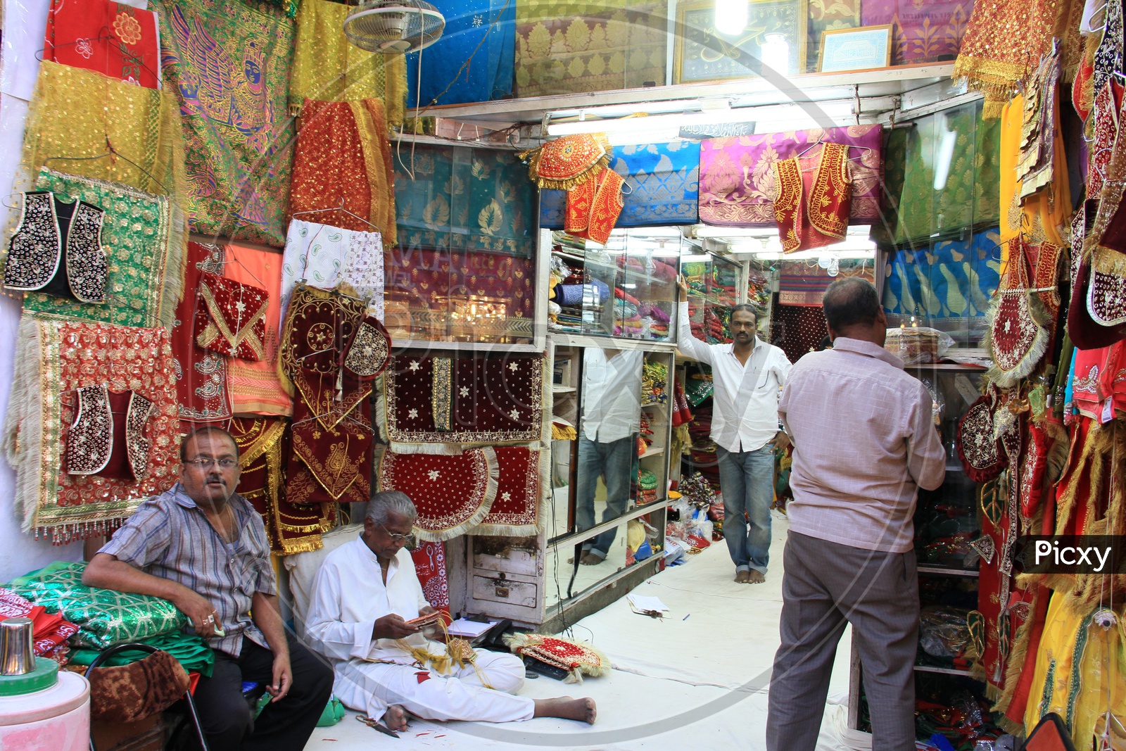 Designer Sarees And Blouse Stores Around Charminar