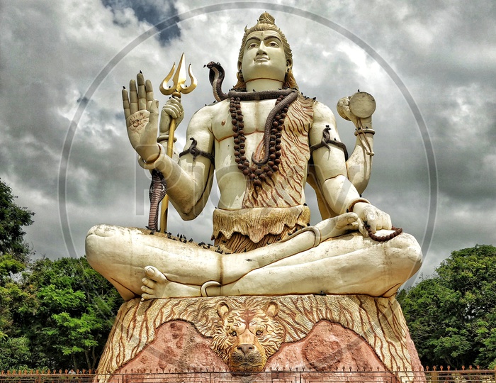 Lord shiva statue at nageshwar