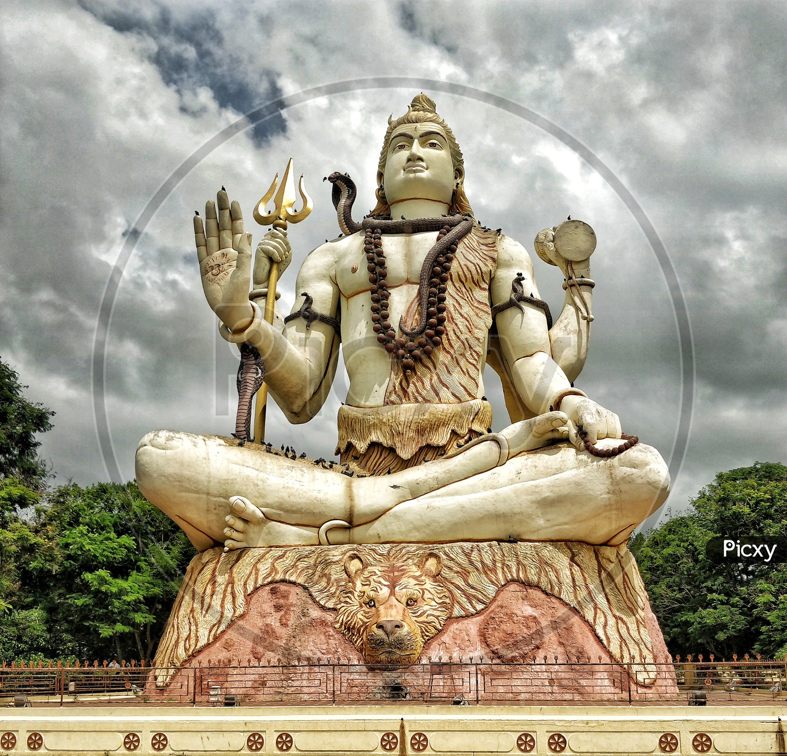 Lord shiva statue at nageshwar