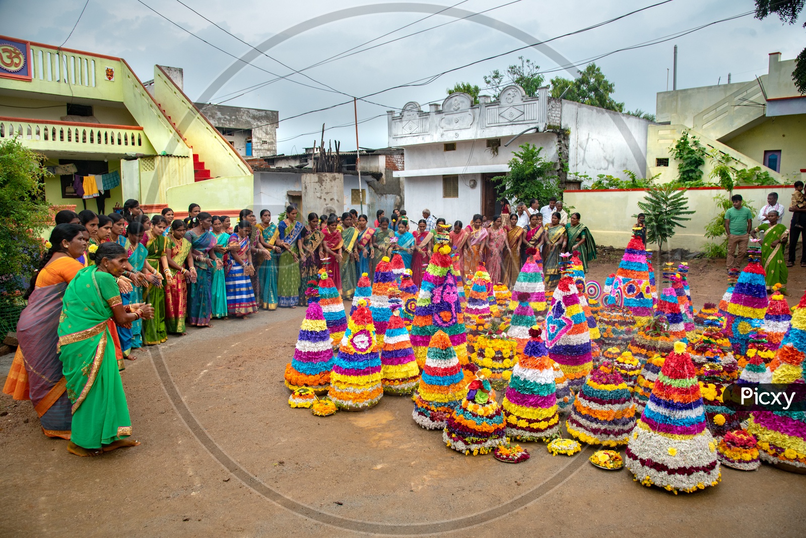 Women of Telangana celebrate Saddula Bathukamma(Pedda Bathukamma) by decorating flowers and dancing in front of them
