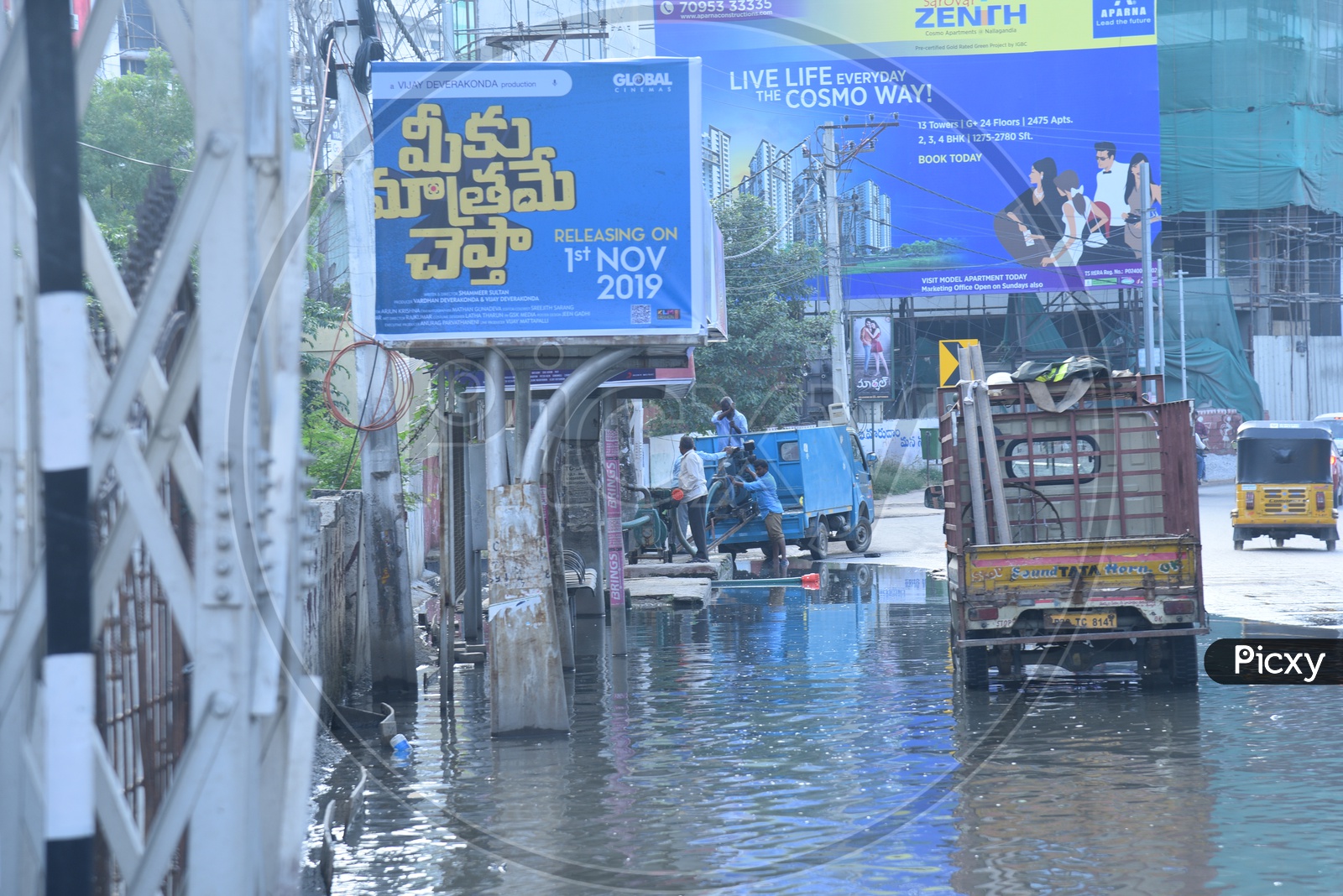 GHMC Monsoon Emergency Team Vehicle Pumping Stagnated Or Overflowing  Drainage Or Sewage Water At Kohaguda Signal